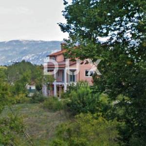 ISTRA, LABIN - Prostrana kuća na pogodnoj lokaciji