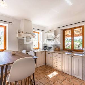ISTRA, LABIN - Samostojeća kamena vila s bazenom