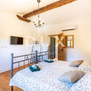 ISTRA, LABIN - Samostojeća kamena vila s bazenom