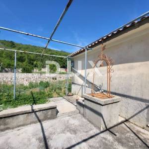 ISTRA, LABIN - Samostojeća kuća za adaptaciju s pogledom na more