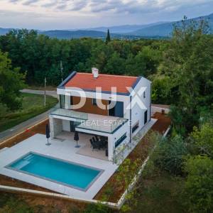 ISTRA, LABIN - Suvremeno dizajnirana kuća s bazenom