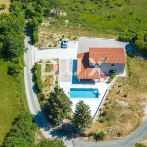 ISTRA, LABIN - Suvremeno obnovljena kamena kuća s bazenom