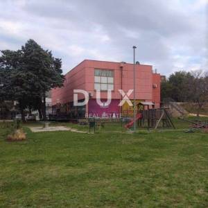 ISTRA, LABIN - Zgrada sa 12 poslovnih prostora