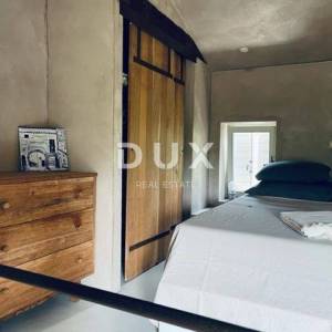 ISTRA, LIVADE - Dizajnerska kuća s bazenom