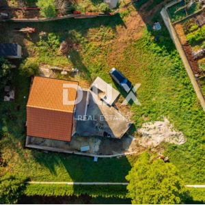 ISTRA, LIŽNJAN Građevinsko zemljište s kućom u ROH BAU izvedbi!