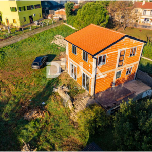 ISTRA, LIŽNJAN Građevinsko zemljište s kućom u ROH BAU izvedbi!