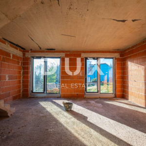 ISTRA, LIŽNJAN Građevinsko zemljište s kućom u ROH BAU izvedbi!