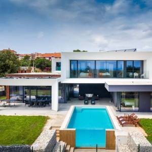 ISTRA, LIŽNJAN - Moderna bezvremenska francuska diva