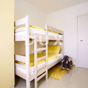 ISTRA, LIŽNJAN - Samostojeća kuća sa 3 prostrana apartmana i okućnicom! 
