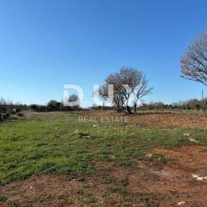 ISTRA, LOBORIKA - Građevinski teren s više mogućnosti na mirnoj lokaciji!