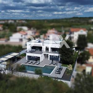 ISTRA, LOBORIKA - Moderna vila s bazenom
