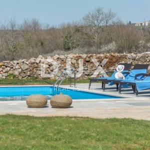 ISTRA, LOVREČ - Autohtona kamena vila s prostranim imanjem i dodatnim objektom