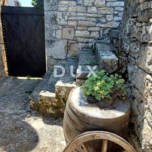 ISTRA, LOVREČ - Autohtona kamena vila s prostranim imanjem