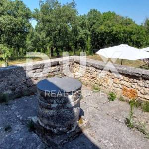 ISTRA, LOVREČ - Autohtona kamena vila s prostranim imanjem