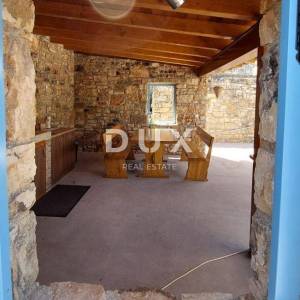 ISTRA, LOVREČ - Autohtona kamena vila s prostranim imanjem