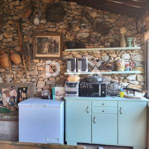 ISTRA, LUPOGLAV - Kamena kuća na kraju sela s velikom okućnicom
