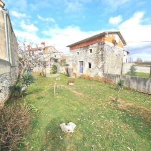 ISTRA, MARČANA Kamene kuće za renovaciju na selu s lijepim dvorištem