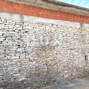 ISTRA, MARČANA Kamene kuće za renovaciju na selu s lijepim dvorištem