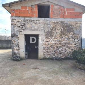 ISTRA, MARČANA Kamene kuće za renovaciju na selu s lijepim dvorištem