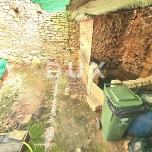 ISTRA, MARČANA Kamene kuće za renovaciju na selu s lijepim dvorištem