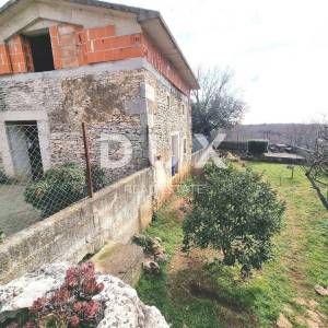 ISTRA, MARČANA Kamene kuće za renovaciju na selu s lijepim dvorištem