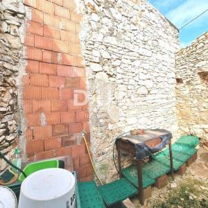 ISTRA, MARČANA Kamene kuće za renovaciju na selu s lijepim dvorištem