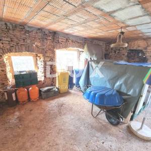 ISTRA, MARČANA Kamene kuće za renovaciju na selu s lijepim dvorištem