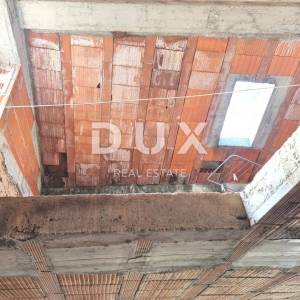 ISTRA, MARČANA Kamene kuće za renovaciju na selu s lijepim dvorištem