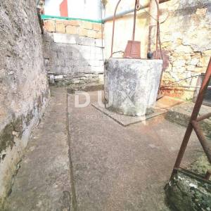 ISTRA, MARČANA Kamene kuće za renovaciju na selu s lijepim dvorištem