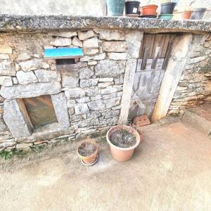 ISTRA, MARČANA Kamene kuće za renovaciju na selu s lijepim dvorištem