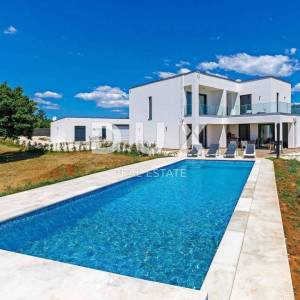 ISTRA, MARČANA - Komforna kuća s impozantnom okućnicom
