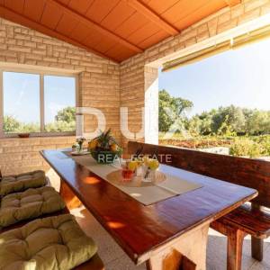 ISTRA, MARČANA - Lijepa kuća s dva stana na osami!