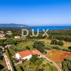 ISTRA, MARČANA - Lijepa kuća s dva stana na osami!