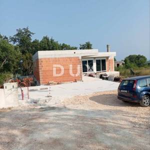 ISTRA, MARČANA - Moderna obiteljska kuća s bazenom u rohbau fazi