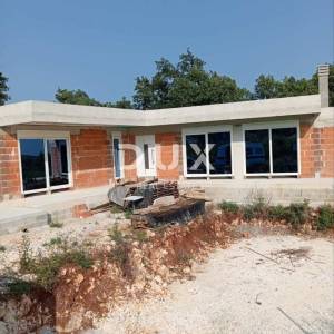 ISTRA, MARČANA - Moderna obiteljska kuća s bazenom u rohbau fazi