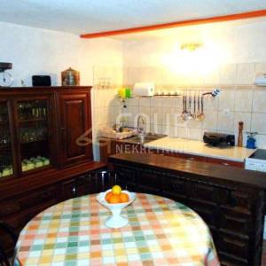 Istra, Marčana - okolica, autohtona kuća s dva stana 198m2