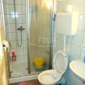 Istra, Marčana - okolica, autohtona kuća s dva stana 198m2