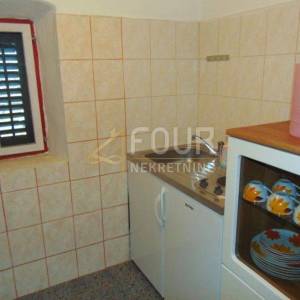 Istra, Marčana - okolica, autohtona kuća s dva stana 198m2