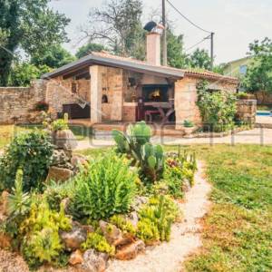 Istra, Marčana - okolica, šarmantna kamena kuća sa bazenom, mirna lokacija