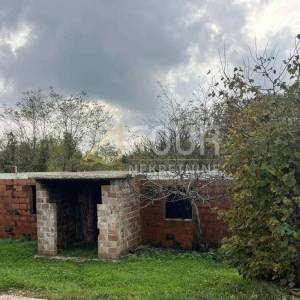 Istra, Marčana - okolica, zemljište 563m2 sa započetom gradnjom