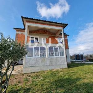 ISTRA, MARČANA Stambeno-poslovna zgrada na velikoj okućnici - NOVOGRADNJA!