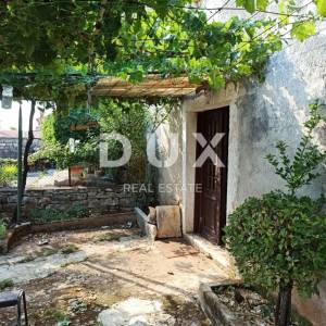 ISTRA, MATOHANCI - Istarska kuća za renovaciju s velikim dvorištem