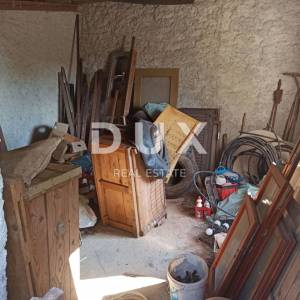 ISTRA, MATOHANCI - Istarska kuća za renovaciju s velikim dvorištem