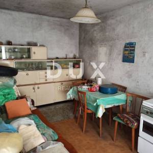 ISTRA, MATOHANCI - Istarska kuća za renovaciju s velikim dvorištem