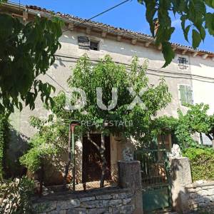 ISTRA, MATOHANCI - Istarska kuća za renovaciju s velikim dvorištem