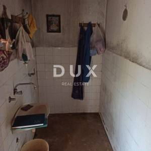ISTRA, MATOHANCI - Istarska kuća za renovaciju s velikim dvorištem