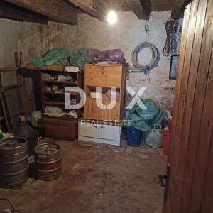 ISTRA, MATOHANCI - Istarska kuća za renovaciju s velikim dvorištem