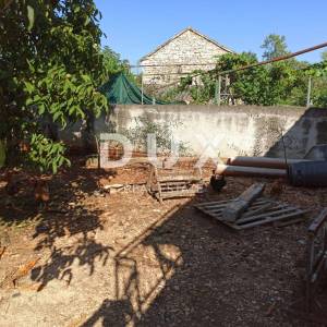 ISTRA, MATOHANCI - Istarska kuća za renovaciju s velikim dvorištem