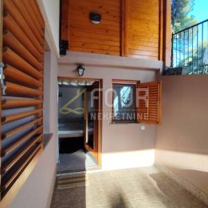 Istra, Medulin, 2 apartmana, okućnica, pogled na more