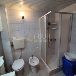Istra, Medulin, 2 apartmana, okućnica, pogled na more